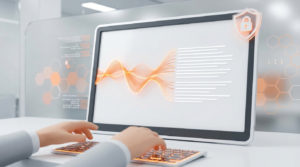 Mains sur un clavier devant un écran affichant une onde sonore et un cadenas, symbolisant la transcription IA sécurisée.