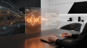 Une personne utilise un clavier pour transcrire de l'audio avec une interface numérique holographique futuriste.